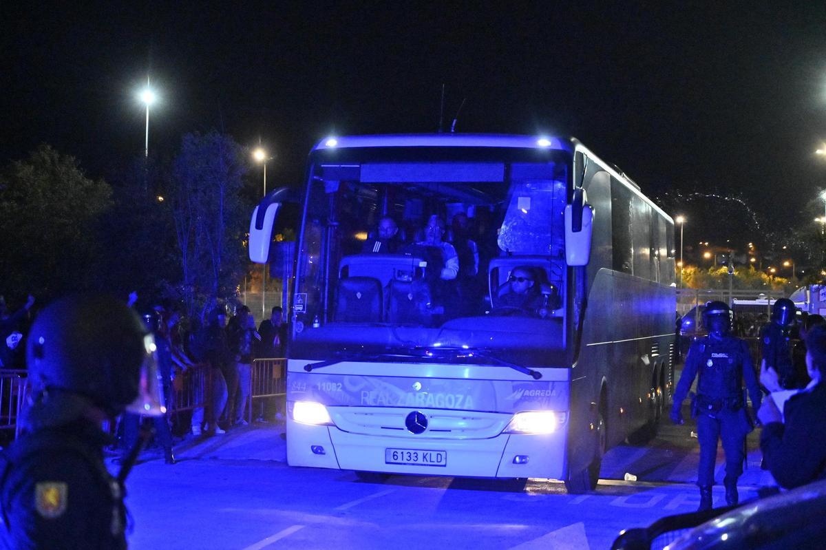 Tensión a la salida del autobús del Real Zaragoza del Ibercaja Estadio.