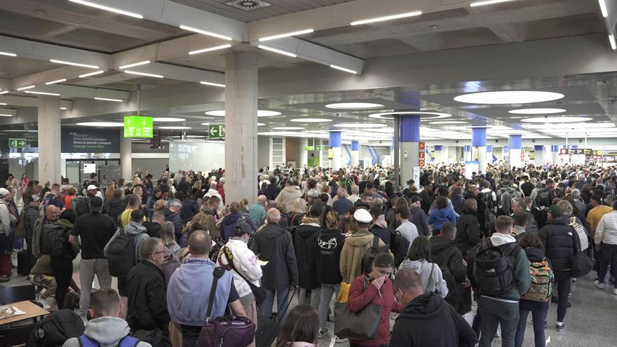 VÍDEO | Así es el impresionante colapso en el control de seguridad del aeropuerto de Palma