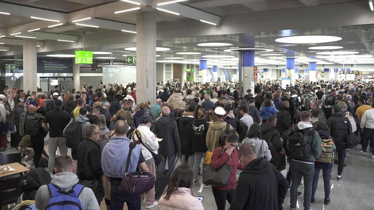 Así es el impresionante colapso en el control de seguridad del aeropuerto de Palma