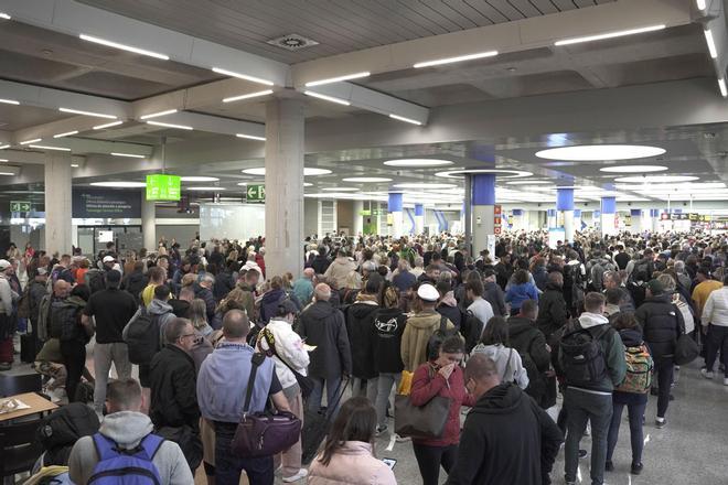 VÍDEO | Así es el impresionante colapso en el control de seguridad del aeropuerto de Palma