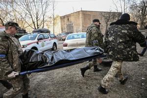 Kíiv, sota les bombes, decreta el toc de queda