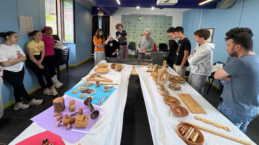 Los artesanos César y Fernando González muestran sus creaciones en madera: "Queremos despertar la curiosidad por las cosas manuales"
