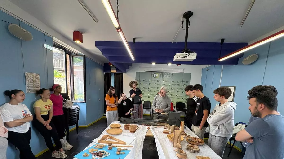 Los artesanos César y Fernando González reivindican la artesanía y el mundo rural con su exposición en Navelgas: "Nos enseñó a ser más autónomos, seguros y a tener gran respeto por el medio"