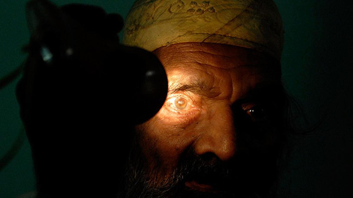 Un home se sotmet a una revisió ocular gratuïta a la ciutat de Haidarabad, al sud de l’Índia.