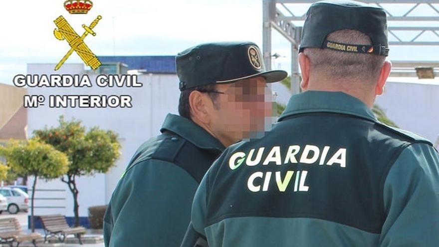 Dos agentes de la Guardia Civil.