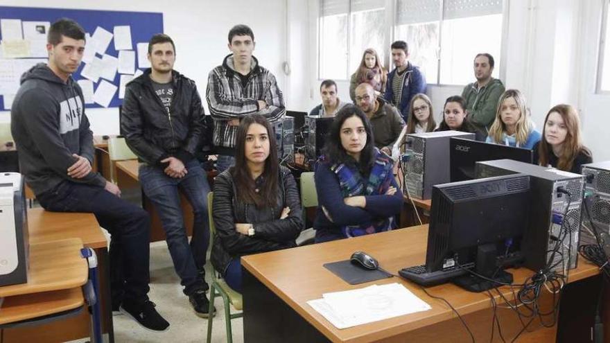 Un grupo de alumnos en huelga, de brazos cruzados ayer ante los ordenadores. // Ricardo Grobas