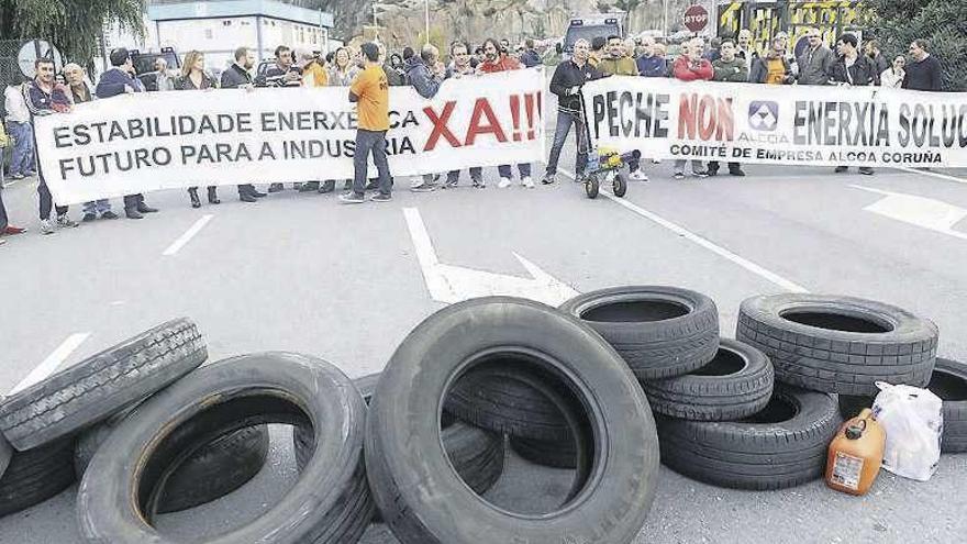 Los trabajadores de Alcoa cortan el tráfico frente a la planta. // C.P.