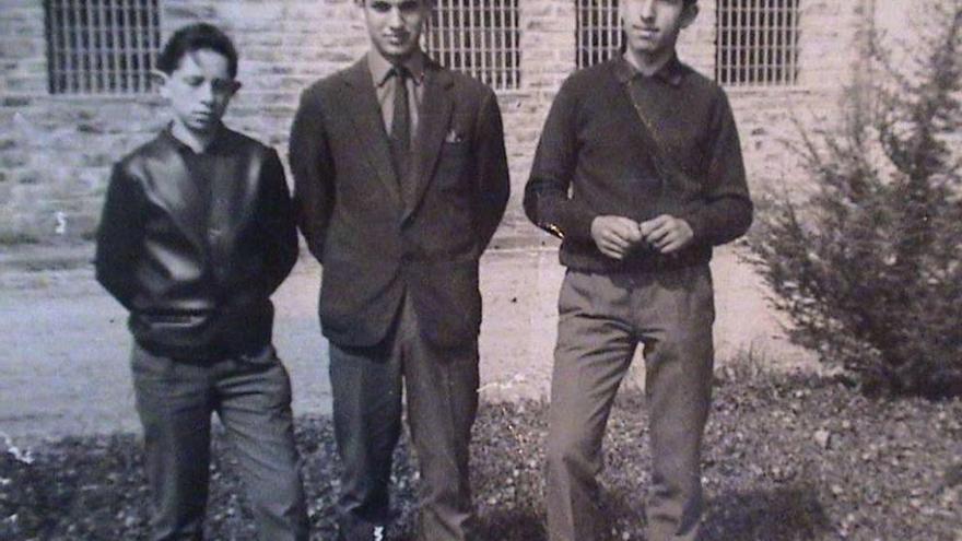 El autor, a la derecha, con dos amigos de su juventud.