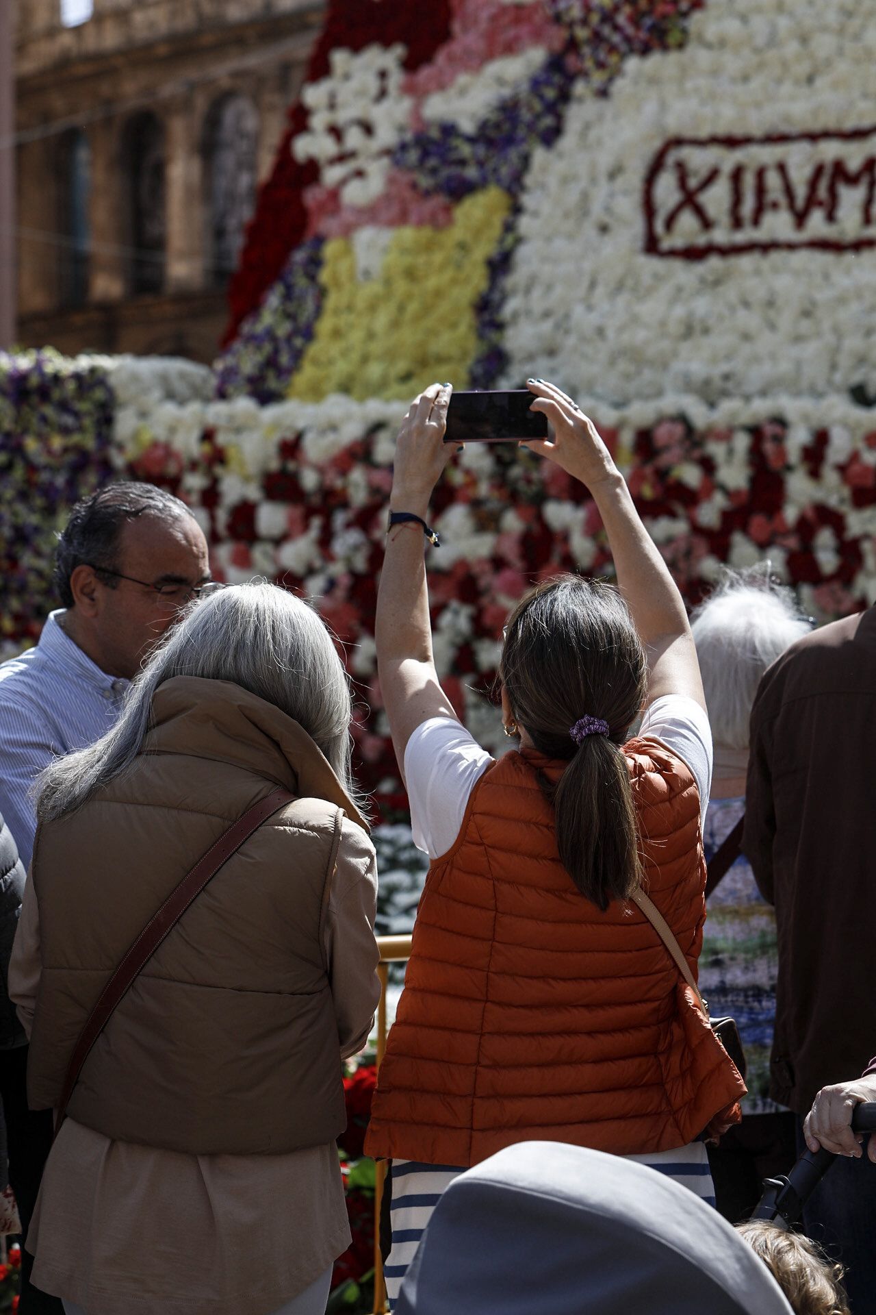 La 'otra ofrenda' a la Virgen llena la plaza tras la cremà