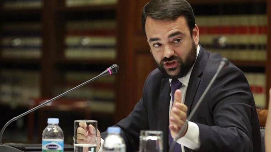 El consejero de Presidencia del Gobierno de Canarias, Aarón Afonso, durante su comparecencia hoy en comisión parlamentaria de Asuntos Europeos y Acción Exterior para informar sobre la candidatura de Canarias como capital europea de la juventud.