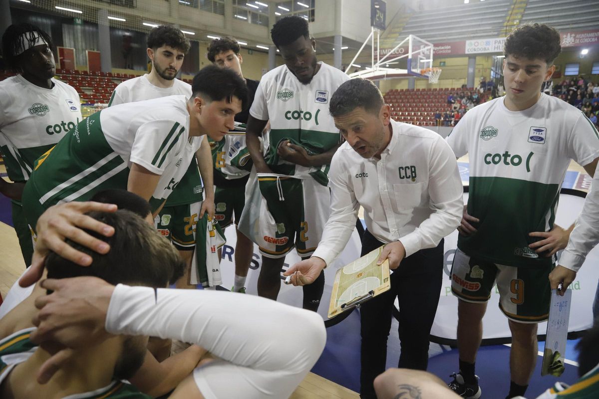 Alfredo Gálvez da instrucciones en un tiempo muerto.