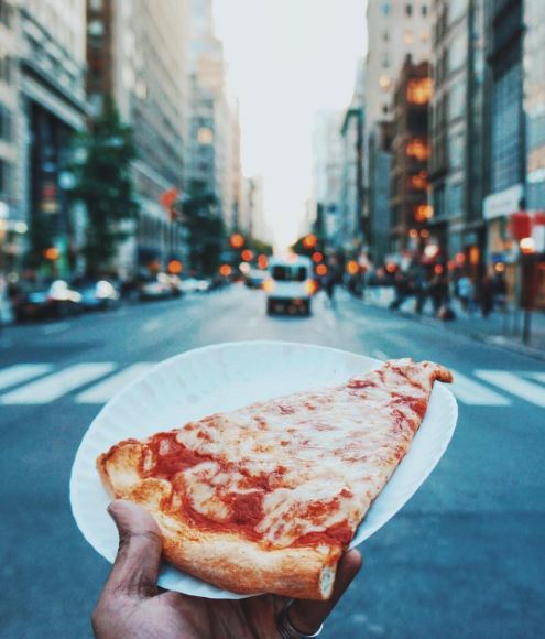 El presidente de Islandia quiere prohibir la pizza con piña