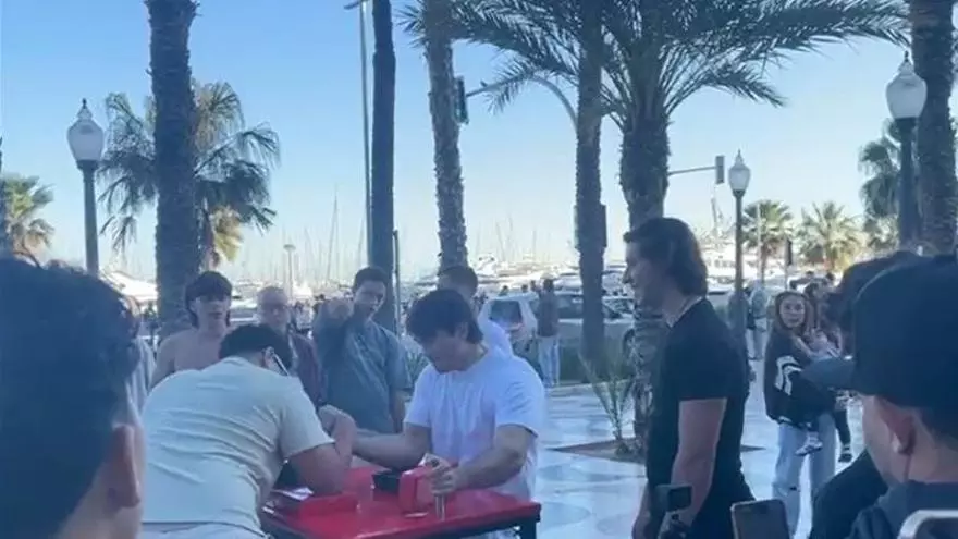 Echarse un pulso en la Explanada: el reto viral que llega a Alicante