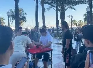 La Explanada se convierte en ring: el reto de 'armwrestling' que arrasa en redes