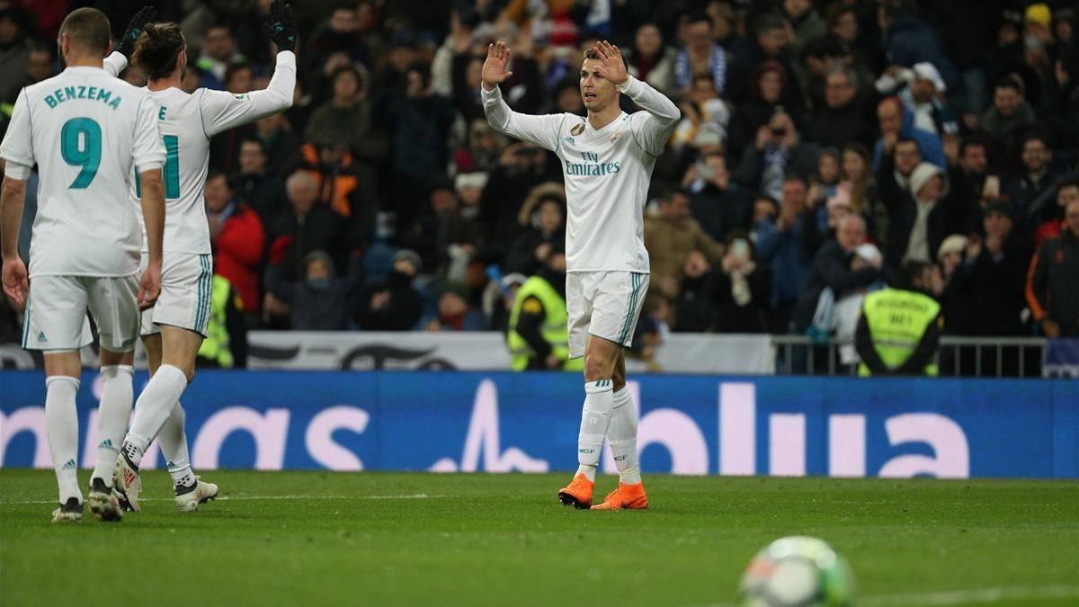 Benzema y Bale celebran con Cristiano uno de los goles del portugués ante la Real Sociedad