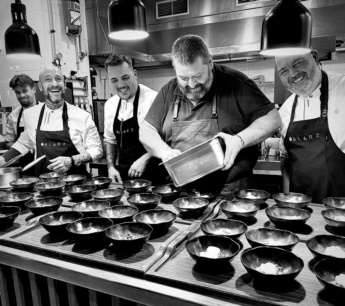 El equipo de cocina de Alarz junto a Patxi Zumárraga, cocinero invitado.