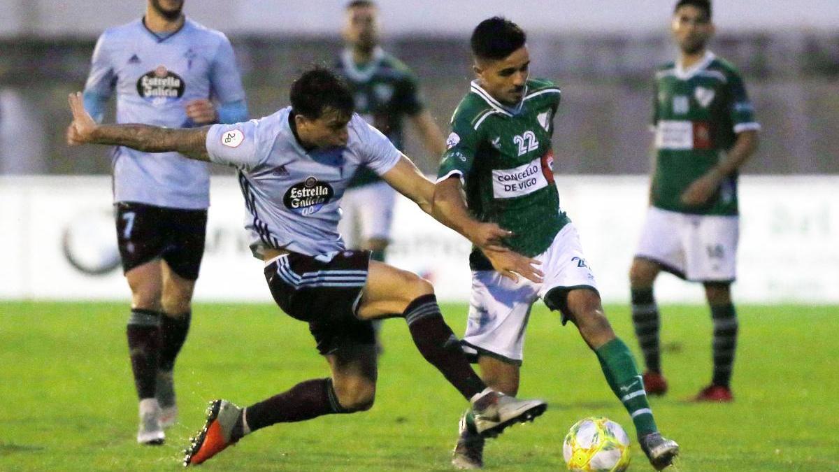 Partido entre el Coruxo y el Celta B en el campo de O Vao. // Marta G. Brea