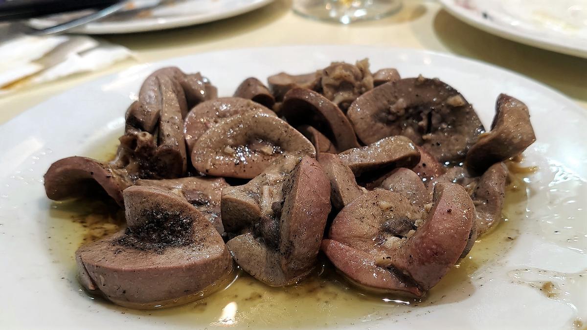 Los riñones al ajillo de Bar Charly.