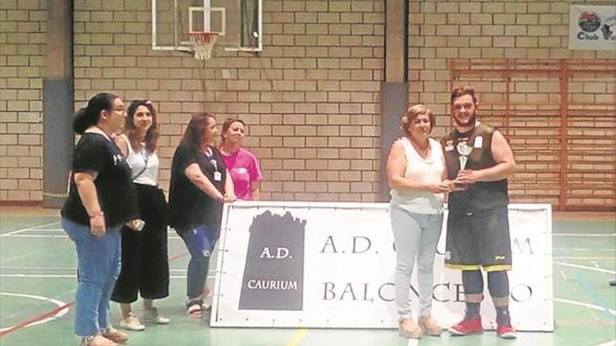 El torneo de baloncesto interpeñas logra fondos para la asociación oncológica