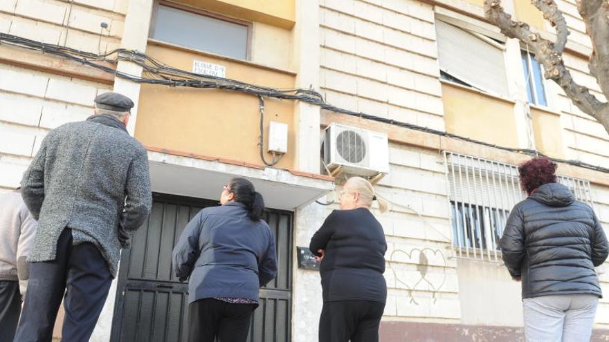 Vecinos del Bloque D afectados por los cortes, ayer.