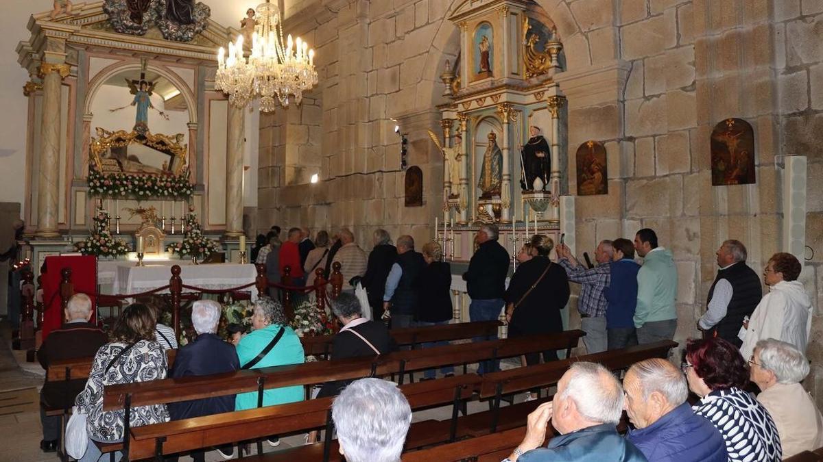 Cola para besar la urna con los restos de Santa Minia en Brión
