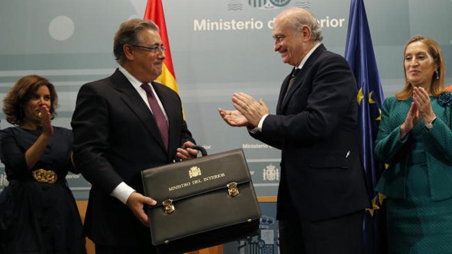Zoido recibe la cartera de Interior de manos de un emocionado Fernández Díaz