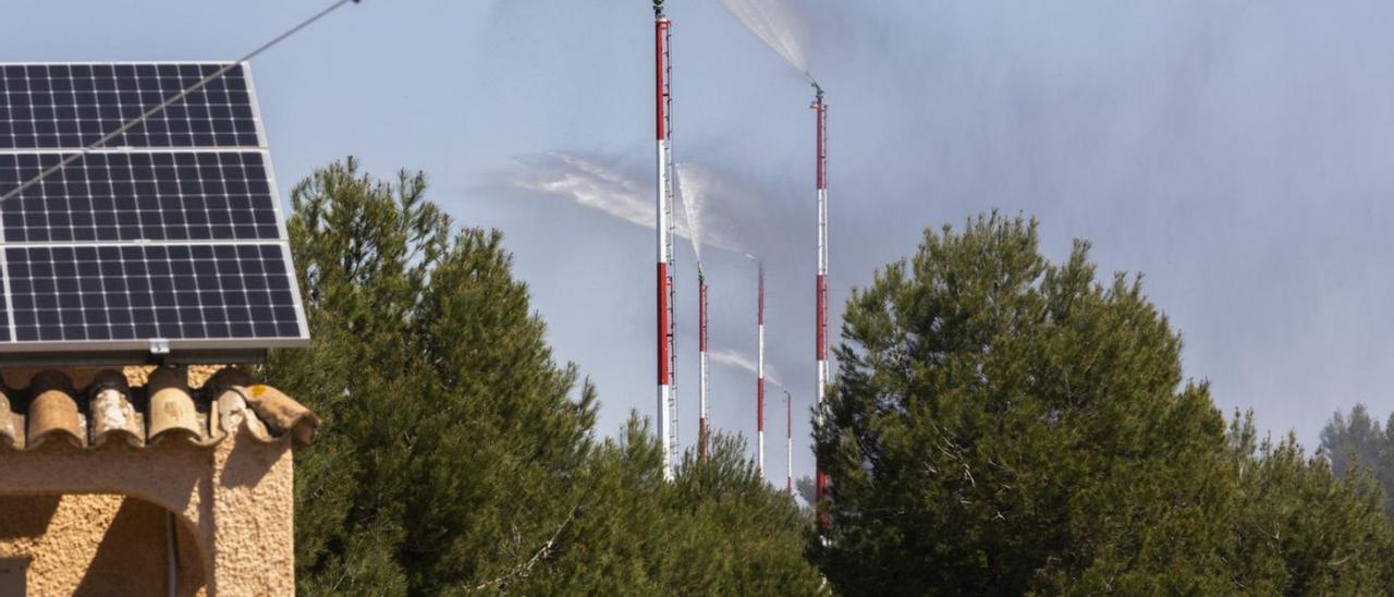 Cañones de agua saneada y tratada antiincendios en el Parc Natural del Túria. | GERMÁN CABALLERO