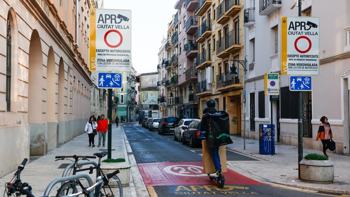 Un usuari de patinet accedeix a l'Àrea de Prioritat Residencial.