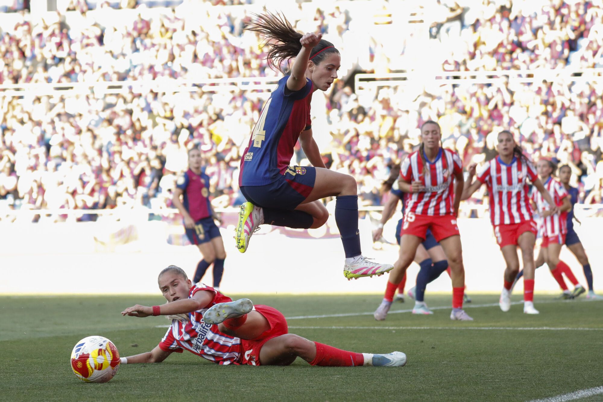 HUESCA, 07/06/2025.- La centrocampista del FC Barcelona Aitana Bonmatí (d) en acción durante la final de la Copa de la Reina que FC Barcelona y Atlético de Madrid disputan este sábado en el estadio de El Alcoraz, en Huesca. EFE/Javier Belver