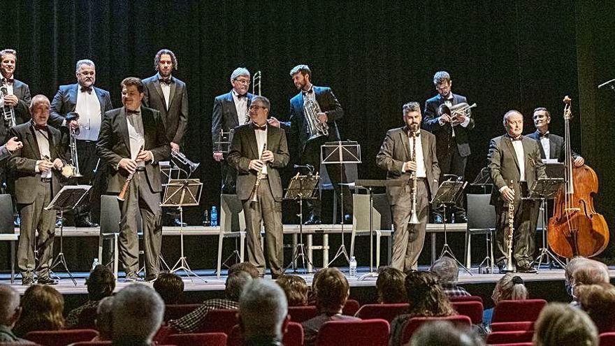 El moment final del concert, amb el compositor Jaume Riu i Ratera en un dels extrems de l&#039;escenari agraint que hagi estat possible editar el CD i el concert