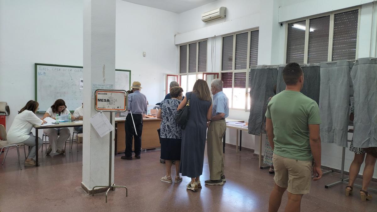 Votantes en Coria