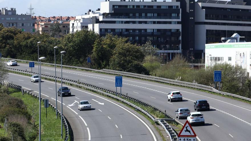 Vehículos circulando por la Autovía Minera a la altura de Nuevo Roces, en Gijón. | Juan Plaza