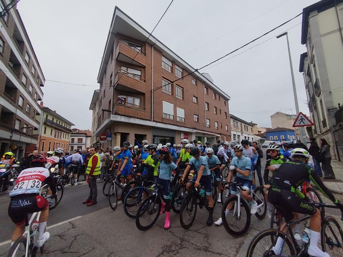 La salida del Trofeo Santiago y Santa Ana de ciclismo en Grado, en imágenes La salida del Trofeo Santiago y Santa Ana de ciclismo en Grado, en imágenes