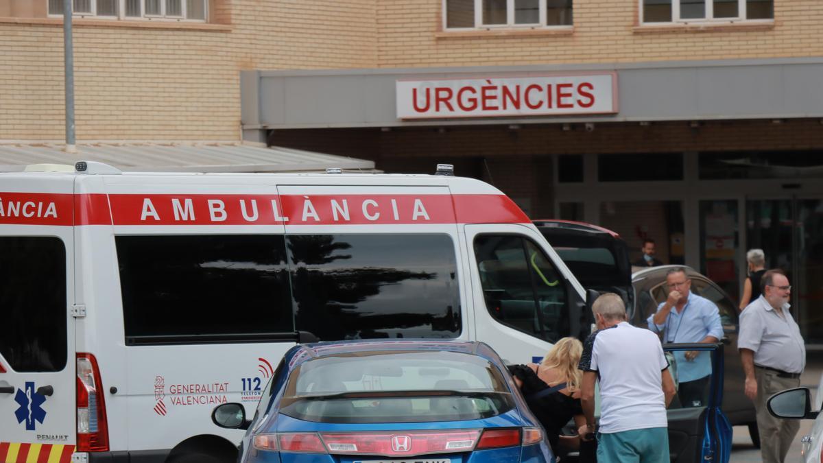 Ambulancias y vehículos colapsan el acceso a Urgencias del Hospital General de Castelló.