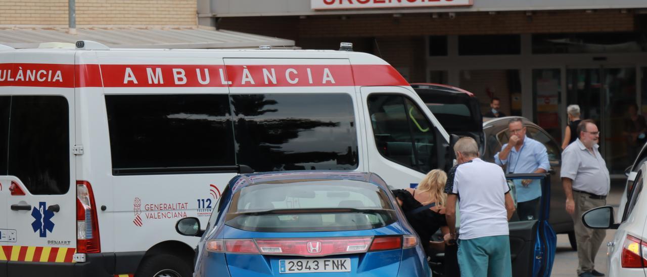 Ambulancias y vehículos colapsan el acceso a Urgencias del Hospital General de Castelló.