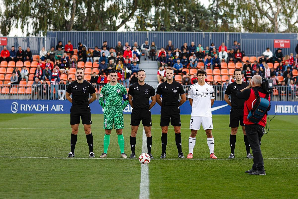 Fede Sáiz y Lluís Bestard (centro de la imagen) en un Atlético de Madrid B-Real Madrid Castilla.