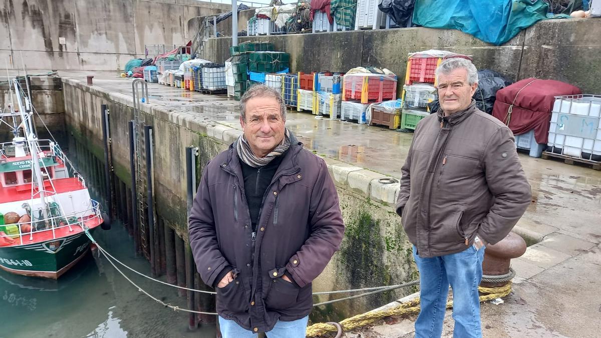 Ángel Batalla (izquierda) y Manolo Herrero,  en el puerto de Llanes.