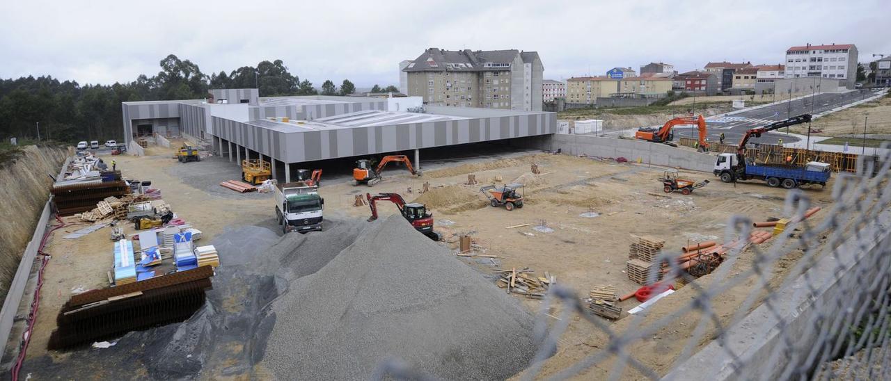 Imagen del estado actual de las obras de construcción del nuevo supermercado Mercadona y su entorno. |   // BERNABÉ/JAVIER LALÍN