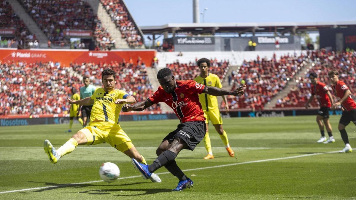 Luvumbo centra un balón al área en el partido ante el Villarreal