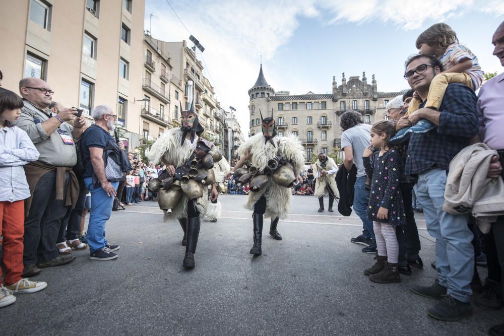 La Mediterrània esclata en un dissabte d''espectacles originals i molta gent al carrer