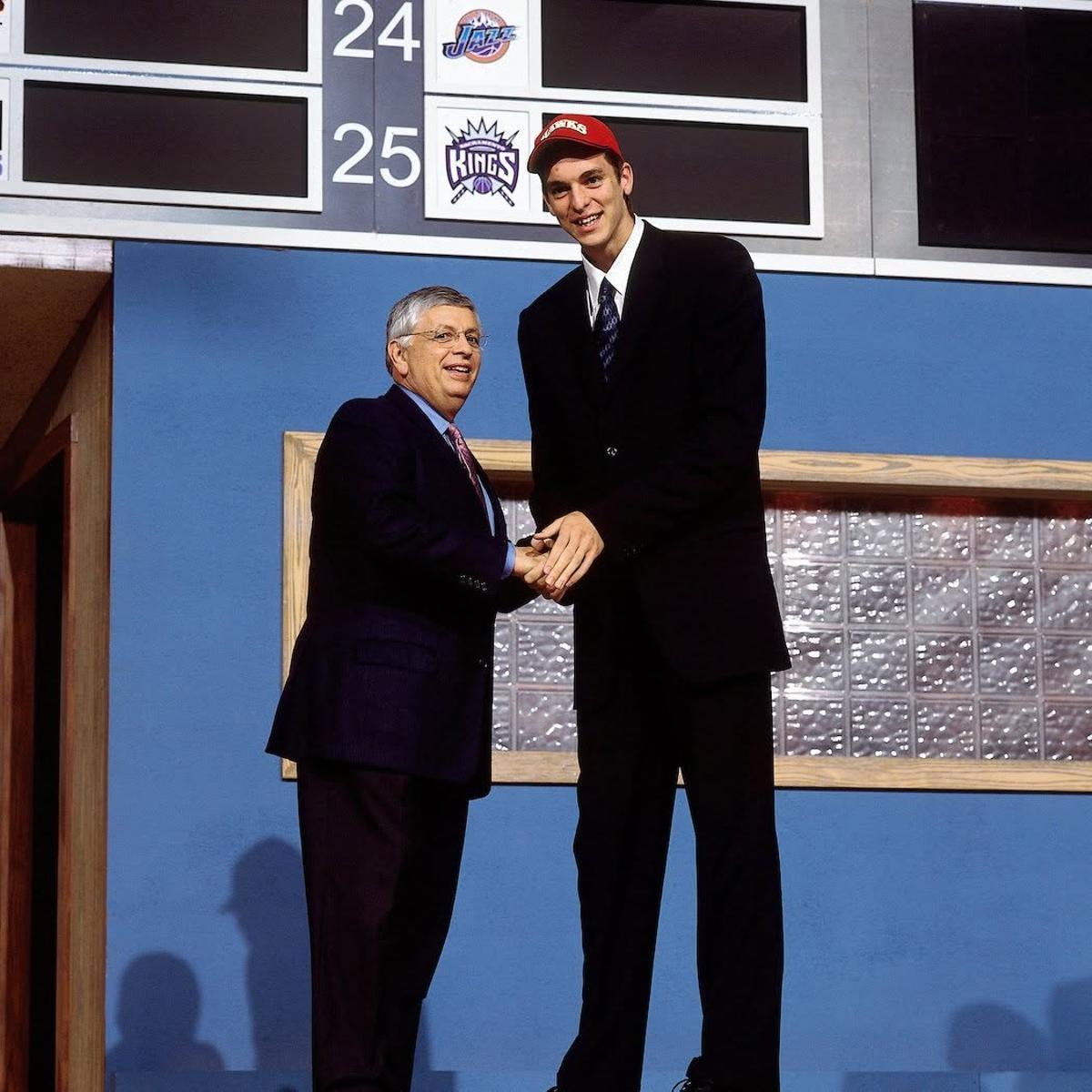 Pau Gasol se saluda con David Stern con la gorra de los Atlanta Hawks, instantes antes de ser traspasado a los Memphis Grizzlies, en el 2001.