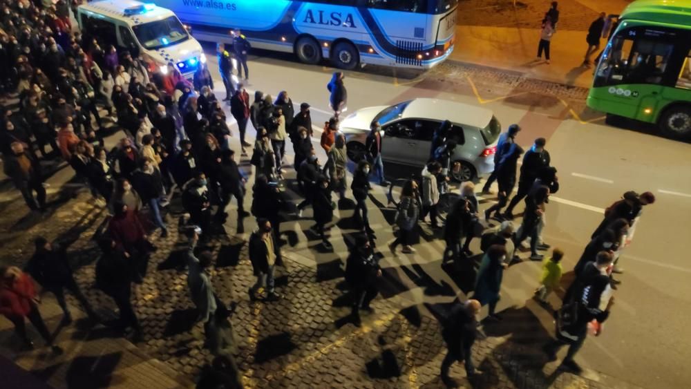 Desfila per la Muralla de Sant Francesc, direcció als jutjats