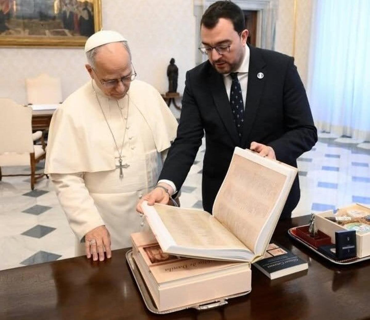 Adrián Barbón, con el papa, en su reciente encuentro en Roma.