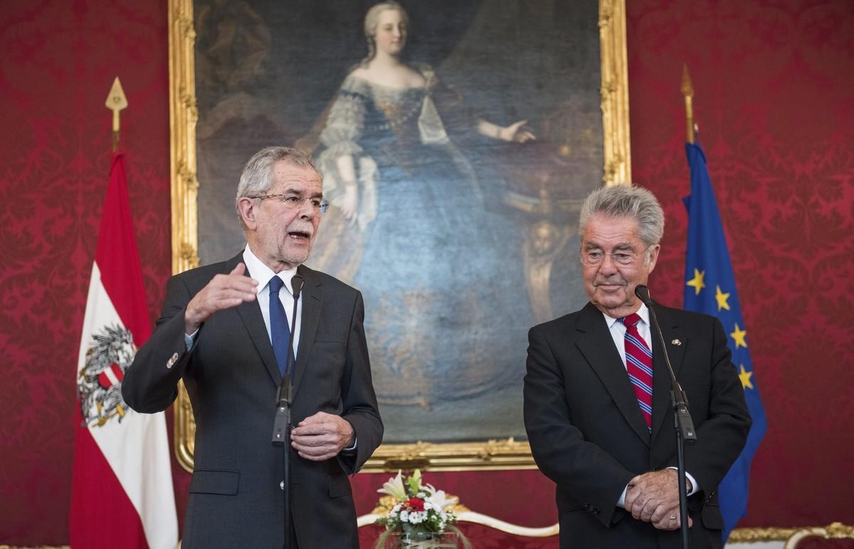 AUS48 VIENA (AUSTRIA) 24/05/2016.- El presidente saliente de Austria, Heinz Fischer (d), y el presidente electo, Alexander Van der Bellen (i), intervienen en una rueda de prensa después de su primera reunión en la oficina del presidente en el palacio Hofburg en Viena, Austria, hoy, 24 de mayo de 2016. Apenas unos miles de votos decidieron ayer que el nuevo presidente de Austria sea el progresista Alexander Van der Bellen y no el ultranacionalista Norbert Hofer, tras unas elecciones que han sido observadas con esperanza por buena parte de la derecha populista europea. EFE/Christian Bruna