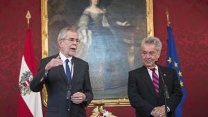 El presidente saliente de Austria, Heinz Fischer (a la derecha), y el presidente electo, Alexander Van der Bellen.