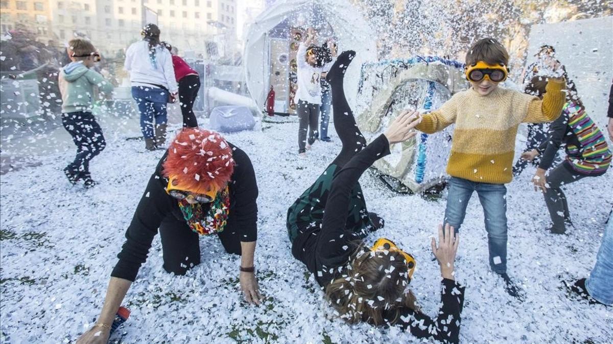 Gran bola de nieve en la plaza de Catalunya