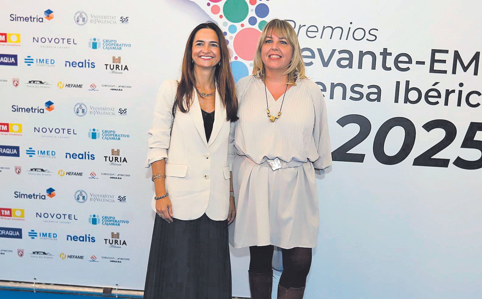 Laura Gascón, gerente de Hidraqua; e Isabel Olmos, subdirectora de Levante-EMV.