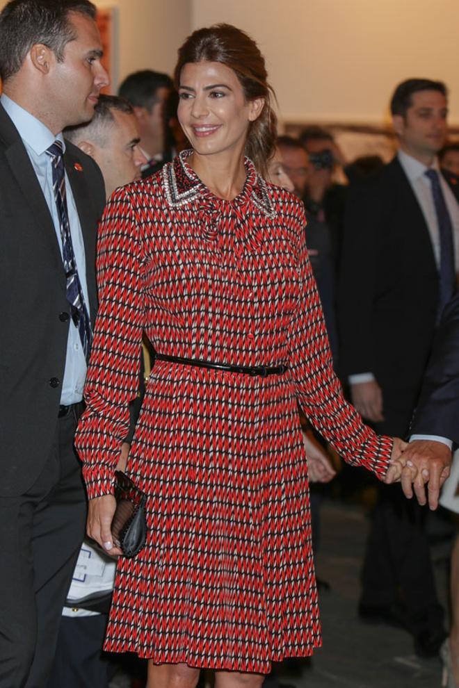 Juliana Awada en ARCO con vestido estampado y zapatos de Gucci