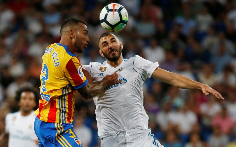 Instantes del partido disputado ayer entre el Valencia CF y el Real Madrid.