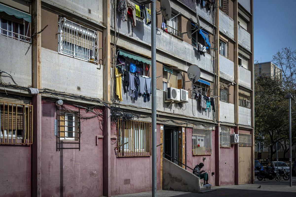 Viviendas en la calle Palerm, en el barrio del Besòs i el Maresme, donde se denuncia una presunta ocupación delictiva.